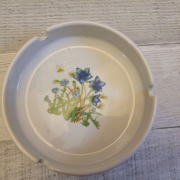 Vintage Ceramic Ashtray With Floral Design & Bee Motif White & Blue 5 Inches Dia - Picture 2 of 5